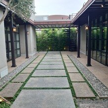 クラシカ表参道／別邸KEYAKIの写真｜挙式後に参列者と新郎新婦が写真撮影をする場所