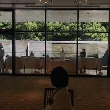 ＫＯＴＯＷＡ 京都 八坂（コトワ 京都 八坂）の画像｜会場の窓側。
サプライズでケーキバイキングがあり、スタッフの人たちがカーテンが開いたら登場！