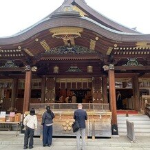 湯島天満宮（湯島天神）の写真｜一般参拝客の見守る中で