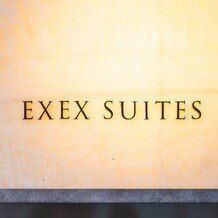 EXEX SUITES （エグゼクス・スウィーツ）の画像｜エントランス壁面看板