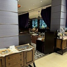 EXEX SUITES （エグゼクス・スウィーツ）の写真｜式場のロビーはとても広くて、雰囲気も良いです。ウェルカムスペースにはたくさんアイテムが置けます。