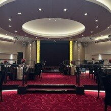 ＮＡＧＡＮＯ ＴＡＭＡＨＩＭＥＤＥＮ（長野玉姫殿）の写真｜ザ・シアター。高砂の位置からゲストテーブルを見た風景。