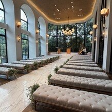 ＴＨＥ　ＳＥＡＳＯＮ’Ｓ（ザ・シーズンズ）の写真｜緑がいっぱいで日光もよく入る、あたたかみのある式場です。