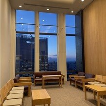 アンダーズ 東京（Andaz Tokyo）の写真｜親族控室
シンプルながら天井が高くて眺めも気持ちいい
