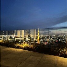 アンダーズ 東京（Andaz Tokyo）の画像｜夜の東京タワーとルーフトップバ
