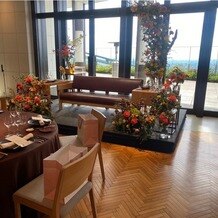 アンダーズ 東京（Andaz Tokyo）の写真｜ソファ高砂にしました。お花の担当の方にイメージを伝えて仕上げていただきました。