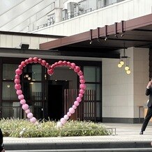 アンダーズ 東京（Andaz Tokyo）の画像｜このハートのオブジェの前で結婚証明書の披露がありました。