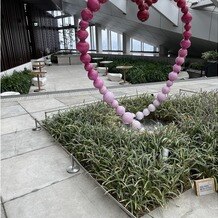 アンダーズ 東京（Andaz Tokyo）の写真｜奥に向かってゲストが並び、挙式後はここで歓談タイムがありました。