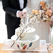 LAPIS AZUR（ラピスアジュール）の画像｜ウエディングケーキ
提携のお花屋さんが地方から桜をわざわざ探してきてくれました。