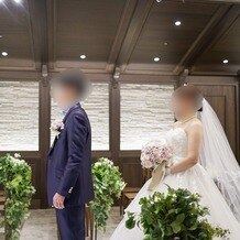 アルマリアン ＴＯＫＹＯの画像｜挙式リハ前にチャペル内で2人のみの撮影時間があり、ファーストミート風のカットを撮りました！