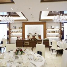 アルマリアン ＴＯＫＹＯの写真｜披露宴会場全体。壁面の棚に色々な小物が置いてありおしゃれな雰囲気です