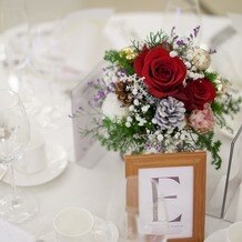 アルマリアン ＴＯＫＹＯの写真｜テーブル装花も高砂と同じようにクリスマスイメージで手配していただきました！テーブルナンバーは自作です