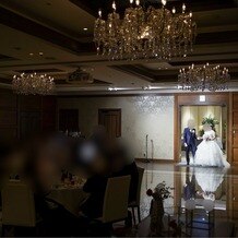 アルマリアン ＴＯＫＹＯの写真｜お色直し後の再入場時、照明が落とされ天井のシャンデリアがキラキラして綺麗でした