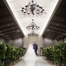 アルマリアン ＴＯＫＹＯの写真｜挙式中の様子。床のリフレクションが綺麗！