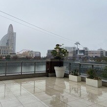 ノートルダム横浜みなとみらいの画像｜フラワーシャワー・集合写真の会場（右側の景色）