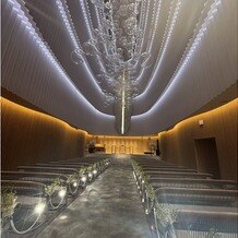 ノートルダム横浜みなとみらいの写真｜海の中をイメージしたチャペルで、泡のデザインのガラスが圧巻です。