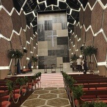 ノートルダム横浜みなとみらいの写真｜赤レンガのようなデザインで、壁から水が流れており素敵なチャペルでした。