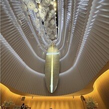 ノートルダム横浜みなとみらいの写真｜天井が高く、海の中にいるような内装が素敵でした！