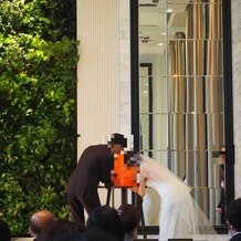 ＬＡＺＯＲ　ＧＡＲＤＥＮ　ＯＳＡＫＡ（ラソール　ガーデン　大阪）の画像｜結婚証明書にサイン。オレンジでとても可愛く、遠くからでもよくわかりました。