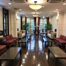 KOTOWA 鎌倉 鶴ヶ岡会館の画像｜ゲスト控室。窓が大きくて明るい印象。若宮大路を見下ろせます。