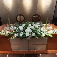 KOTOWA 鎌倉 鶴ヶ岡会館の画像｜費用を抑えつつ花を散りばめることでゴージャスな見た目に