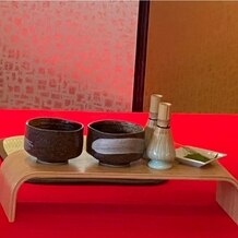 KOTOWA 鎌倉 鶴ヶ岡会館の写真｜お茶をたててゲストの皆さんに配りました