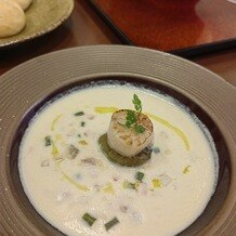 KOTOWA 鎌倉 鶴ヶ岡会館の写真｜濃い目の白ワインにもよく合う、海鮮の風味が美味しい出汁のきいたほたての温かいクラムチャウダー