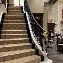 ハートコート横浜（ＨＥＡＲＴ ＣＯＵＲＴ 横浜）の画像｜階段下。末広がりの造り。ここで写真撮っても良いかも。