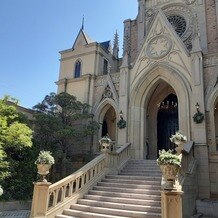 ハートコート横浜（ＨＥＡＲＴ ＣＯＵＲＴ 横浜）の画像｜フラワーシャワー、集合写真など行われる。
雨天時はチャペル内となる。