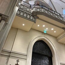 ハートコート横浜（ＨＥＡＲＴ ＣＯＵＲＴ 横浜）の写真｜チャペルの真後ろの写真です。とてもおごそかでした。
