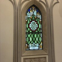 ハートコート横浜（ＨＥＡＲＴ ＣＯＵＲＴ 横浜）の画像｜チャペルのステンドグラスの写真です。