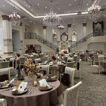 ハートコート横浜（ＨＥＡＲＴ ＣＯＵＲＴ 横浜）の写真｜披露宴会場内にあるダブル階段