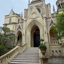 ハートコート横浜（ＨＥＡＲＴ ＣＯＵＲＴ 横浜）の写真｜チャペルから外に繋がる階段