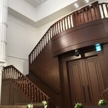 アルカンシエル luxe mariage大阪の画像｜チャペル階段