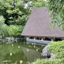 ザ・ガーデンオリエンタル・大阪の画像｜チャペル外観と池