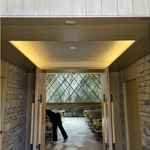 ザ・ガーデンオリエンタル・大阪の画像｜三角のチャペル(入場扉からの構図)