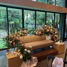 ザ・ガーデンオリエンタル・大阪の画像｜披露宴会場の高砂装花