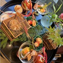 菊水楼(THE KIKUSUIRO NARAPARK)の画像｜ずわい蟹の胡麻和え、あられ揚げ等
料理長が育てた可愛らしい植物を添えて
