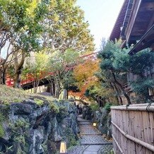 菊水楼(THE KIKUSUIRO NARAPARK)の写真｜入口横の庭