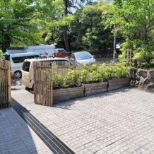 菊水楼(THE KIKUSUIRO NARAPARK)の写真｜入口近くの駐車場