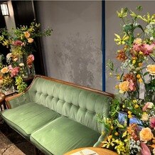 菊水楼(THE KIKUSUIRO NARAPARK)の写真｜新郎新婦が座るソファ