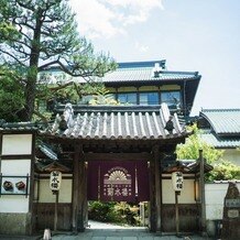 菊水楼(THE KIKUSUIRO NARAPARK)の写真｜写真撮影で人気の門前