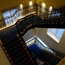 ザ　クラウンヴェール　ロータスベイの写真｜挙式会場へ向かう階段