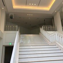 ララシャンス HIROSHIMA迎賓館の画像｜フラワーシャワーをする階段