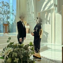 ララシャンス HIROSHIMA迎賓館の画像｜ブートニアをつけてもらう場面です