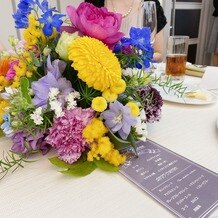 アルモニーソルーナ　表参道の画像｜カラフルポップなテーブル装花はとても元気がでる、可愛らしいものでした！