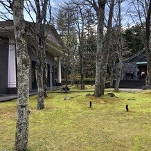 KYUKARUIZAWA KIKYO, Curio Collection by Hilton（元 旧軽井沢ホテル）の画像｜チャペル付近の苔です。