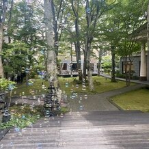 KYUKARUIZAWA KIKYO, Curio Collection by Hilton（元 旧軽井沢ホテル）の画像｜自然を感じられる中庭