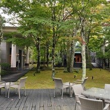 KYUKARUIZAWA KIKYO, Curio Collection by Hilton（元 旧軽井沢ホテル）の画像｜チャペルと披露宴会場の間の広場