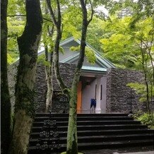 KYUKARUIZAWA KIKYO, Curio Collection by Hilton（元 旧軽井沢ホテル）の画像｜森の中にあるチャペル、雨が降っていた為とても静かで落ち着きました。